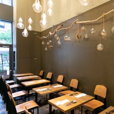 【女子好みのオシャレな空間】木目の暖かさを感じる可愛い店内は、柔らかい光に包まれ居心地抜群◎まったりすごせる居心地のいい空間が魅力の店内で、明るくどこかぬくもりのある雰囲気。長居するお客様も多いそう◎お友達との食事会や、ランチ女子会などにオススメです！