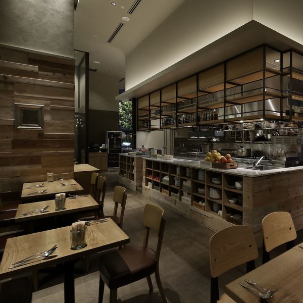 【JR名古屋駅3分】駅前の店とは思えないほど落ち着いた、居心地の良い空間♪一歩踏み入れると木を主体としたナチュラルでオシャレな空間が広がります。木のぬくもりが優しい温かみのある空間◎柔らかな光につつまれた、オシャレで居心地の良い雰囲気の店内で美味しい料理をぜひご堪能ください♪