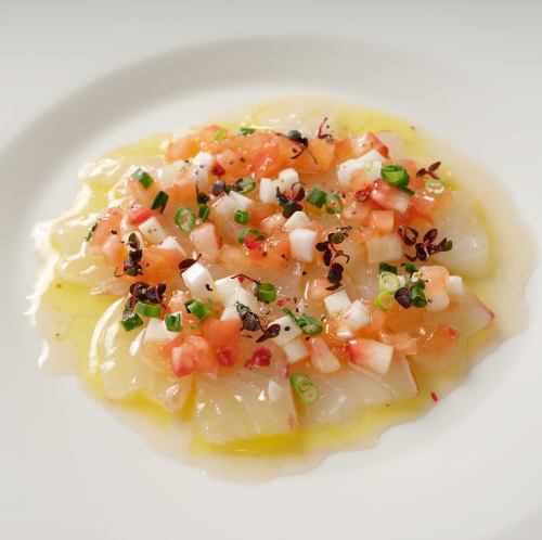 真鯛のカルパッチョ 苺とカブのケッカソース