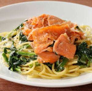 サーモンとほうれん草のクリームソース