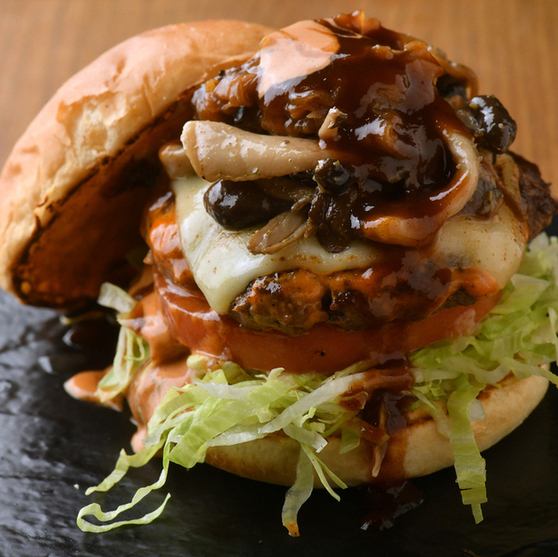 ランチ限定のハンバーガー【ニューヨークバーガー】具だくさんのハンバーガーをお楽しみください♪