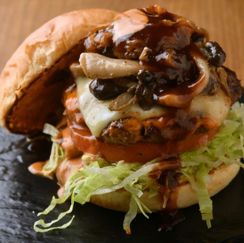 ランチ限定のハンバーガー【ニューヨークバーガー】具だくさんのハンバーガーをお楽しみください♪