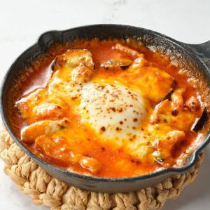생 햄과 가지, 토마토, 모짜렐라 치즈 오븐 구이 반숙 계란