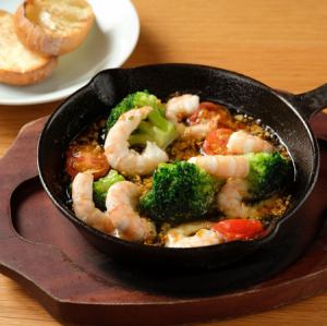 새우와 브로콜리, 체리 토마토의 아히 조 바게트 포함
