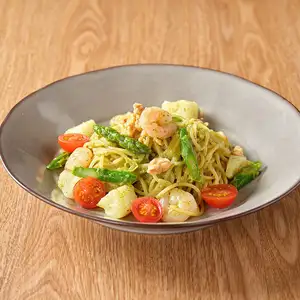 새우와 녹색 아스파라, 체리 토마토 제노베제