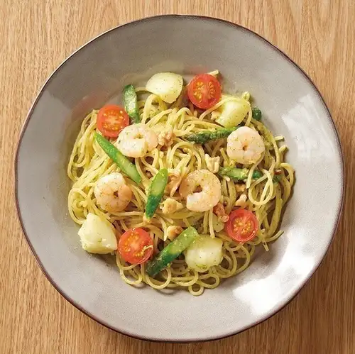 Shrimp, green asparagus, and cherry tomato pesto