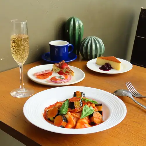 パスタの選べるコース。お飲み物2杯とデザート付
