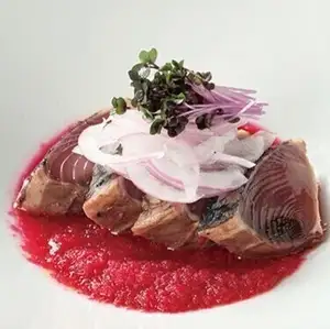 香煎鲣鱼配红甜菜酱