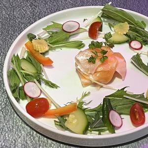 サーモンと季節野菜のカルパッチョ