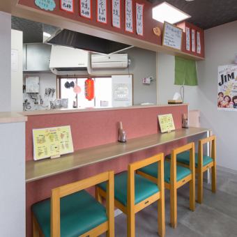 当店では、店内に漂うソースの香ばしい香りが食欲をそそります。カウンター席からは、専用鉄板で一品一品丁寧に焼き上げる様子をご覧いただけます。スタッフが心を込めて調理する姿を目の前で楽しみながら、出来立ての料理を味わえる贅沢な空間です。ご来店お待ちしております！
