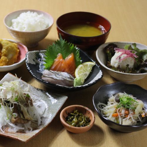 We offer lunch with free refills of chicken tempura, miso soup, and rice.