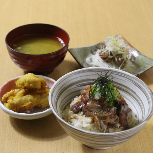 Seafood ryukyu bowl [free refills of miso soup and chicken tempura]