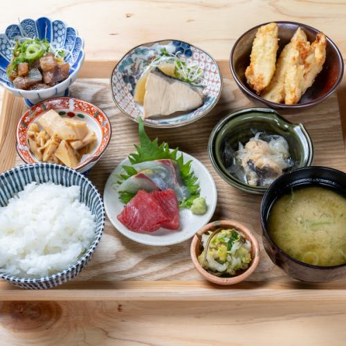 味噌汁・ごはんお替り自由のランチをご用意♪