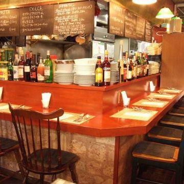 Counter seats delicious meal and conversation bouncing side-by-side shoulder can enjoy, is popular with friends, regulars who fit the lovers-care.Please enjoy the Italian cuisine of our recommended along with the also UP! Italian wine intimacy than table seat.