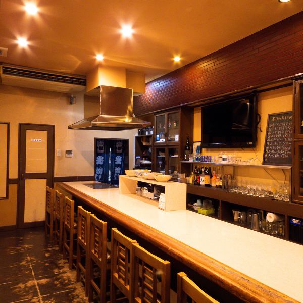 調理のライブ感を間近で楽しめるカウンター席を10席完備しております。お一人様でのお食事はもちろん、目の前で仕上がる料理の音や香りを五感で楽しみながら、ゆったりとした時間をお過ごしください。日常の喧騒を忘れさせてくれる、心地よいひとときを提供いたします。