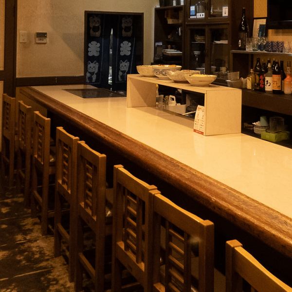 4名様までご利用可能なテーブル席を2席ご用意しております。少人数の宴会や女子会、ご友人との会食など、様々なシーンで柔軟にご活用いただけるお席です。親しい仲間と美味しい料理を囲みながら、周囲を気にせず会話を弾ませることができます。清潔感のある店内で、こだわりの逸品を心ゆくまでお楽しみいただける空間です。