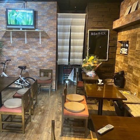 Have a nice time while enjoying a wide variety of drinks and fresh meat at a relaxing table seat! There is also a TV inside the store! It's okay to rent it out and have a great excitement in watching sports! Good for launch! Good for year-end parties and New Year's parties!