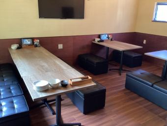 We have one table available for 2-4 people or 4-8 people.It can accommodate up to 16 people at a time, and can accommodate small to large banquets.
