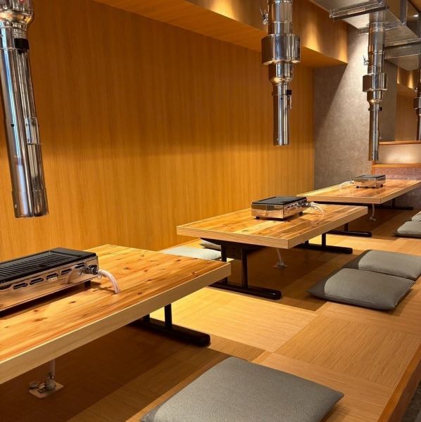 【換気バツグン！臭いも気にならない快適な空間】換気ダクトが各席に設置されているため、焼肉の臭いが気になりません。肉屋が通うほどの高品質な肉を提供しており、その味は一度食べると忘れられない。店内は落ち着いた雰囲気で、ゆったりとした時間を過ごせるのが魅力！