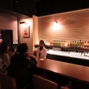 隠れ家のような雰囲気漂う店内。12席のカウンター席では、カウンター越しの女性スタッフが心を込めて作り上げる【至福の一杯】が楽しめます♪大人の隠れ家で過ごす心地よいひとときは心も体も満たされます☆
