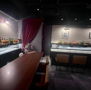 ジャズが流れるカウンター12席の店内