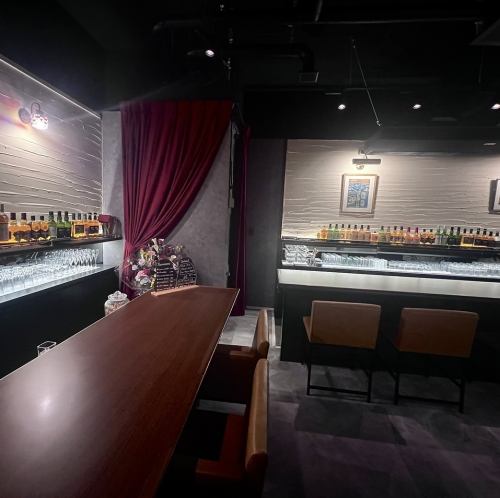 ジャズが流れるカウンター12席の店内