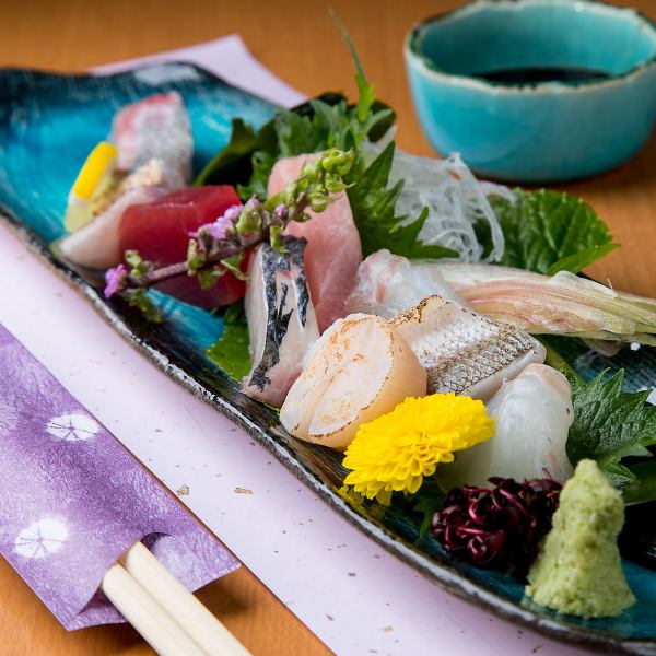 Take out from the cage and cook assorted top sashimi