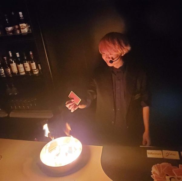 東京・新宿大久保にひっそりと佇む小さなマジックコンセプトバーである当店は、体験型のテーブルマジックショーを通して、笑い、楽しさ、驚き、そして感動という日常の中で非日常を味わえるサプライズをお届けする、不思議で面白い秘密の空間です◎