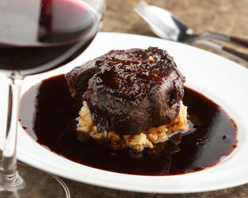 Domestic beef beef shank stewed in rich red wine