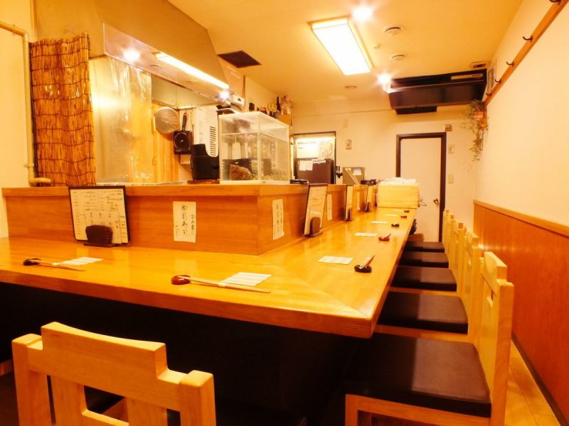Counter seats with 8 seats.One person is also welcome.Please enjoy the cuisine while watching the skill of the craftsman.