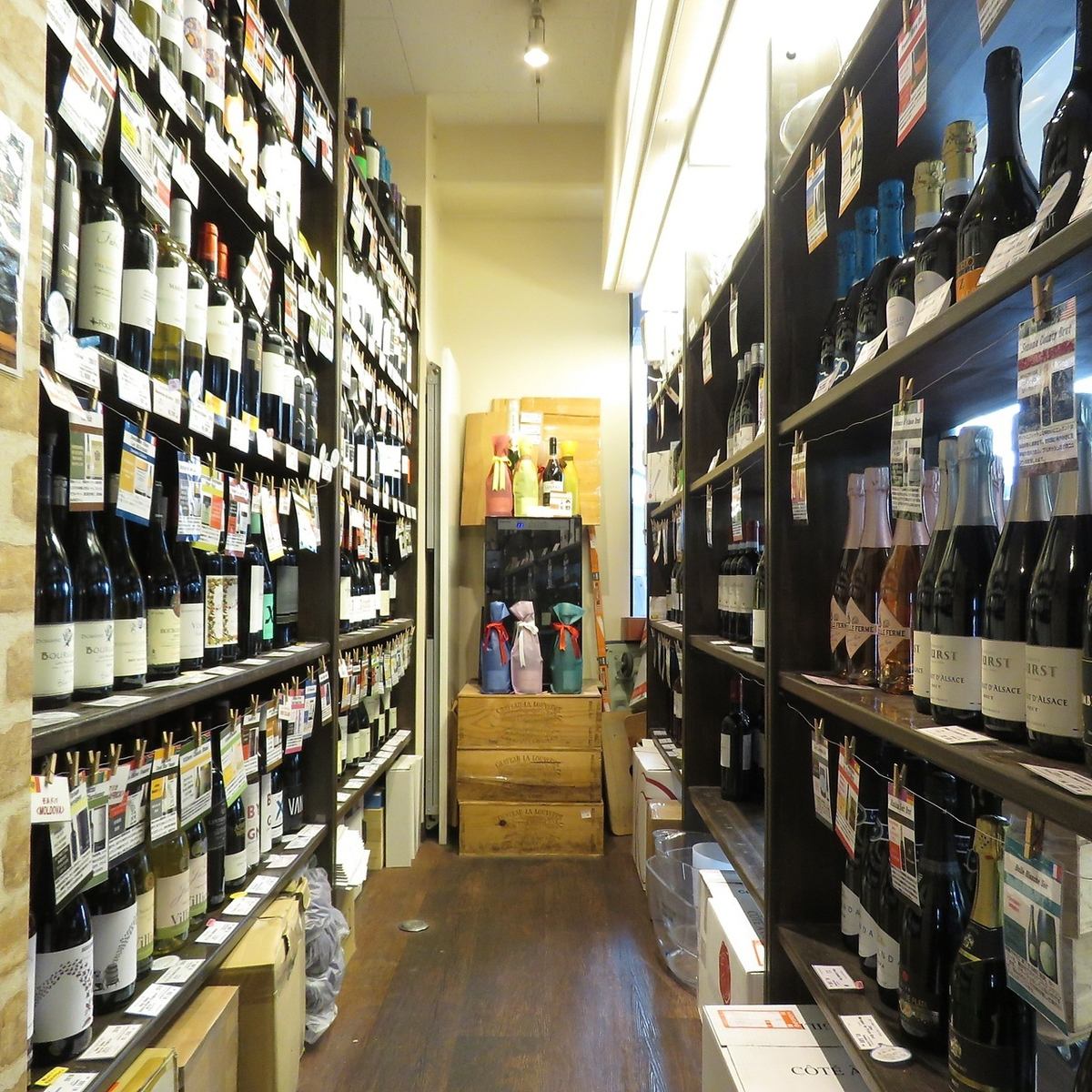 ワインショップが併設しており常時2,000本以上のワイン♪