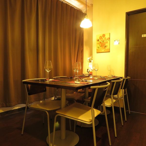 半個室のテーブル席は、6名様までご利用可能です。会社の宴会や、ご家族でのご来店でも、ご友人やご同僚とのお食事、ワイン女子会などにもおすすめです。飲み放題付きコース料理と一緒にぜひご利用ください♪