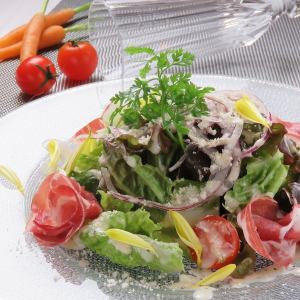 Caesar salad with raw ham