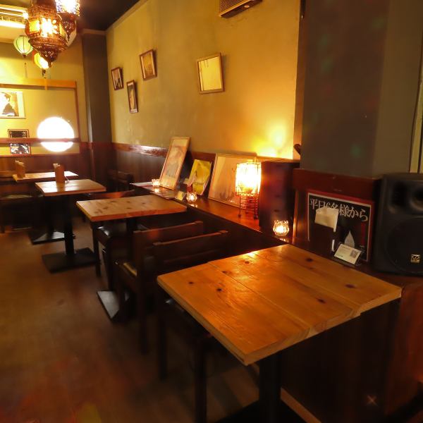 ≪店内雰囲気≫店主自らDIYで仕上げた温かみのある空間です。落ち着いた明かりの照明が、ゆったりとした時間を過ごすのに最適です。カウンター席とテーブル席を完備しており、様々なシーンでご利用いただけます。お酒を楽しむ特別なひとときを、心地よい雰囲気の中でお過ごしください。