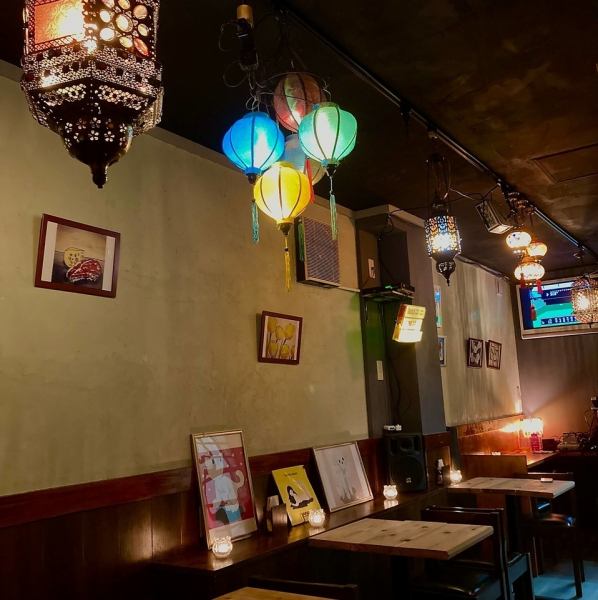 ≪店内席情報≫カウンター席3席、2名掛けテーブル席3卓、4名掛けテーブル席1卓をご用意。お一人様でのご来店も大歓迎で、ご友人との飲み会や仕事帰りのサク飲みまで、シーンに応じてお席をお選びください。6名様から貸切のご相談も承っております。ぜひお気軽にお問い合わせください。