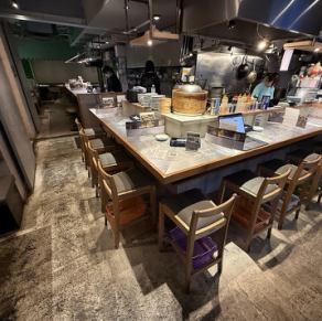 カウンター：店内入り口側