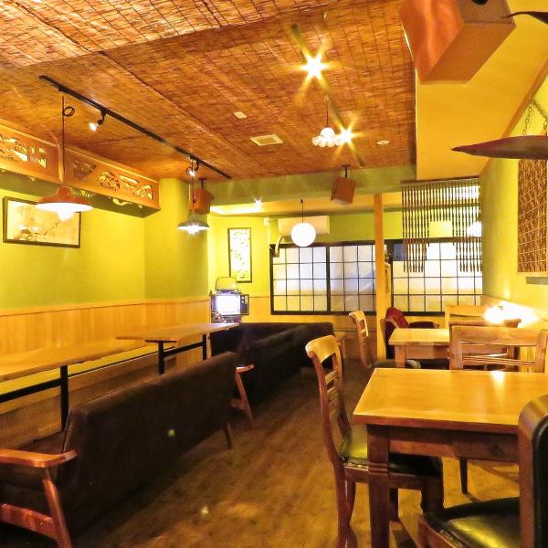 A relaxed atmosphere with an antique interior.Please use it according to various scenes such as wedding second party, charter party, date, girls' party, joint party etc. ♪ Projector equipped ◎ 15 people or more ~ charter OK!