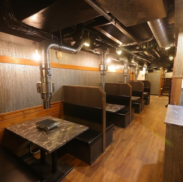 With box seats lined up in rows, the interior feels like a hideaway for adults.Forget the hustle and bustle of the city for a moment and enjoy your meal in a calm space.