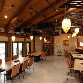 [1st floor table seating / 24 seats total] Elegant interior and spacious atmosphere.The first floor is stylish and has a resort-like feel.The spacious table arrangement allows for lively conversation without worrying about the people next to you.With comfortable sofa seating available, it's perfect for girls' nights out or dates.