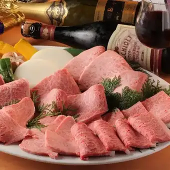 【週年慶】“肉類大師精選 VIP 套餐”，包含最優質的肉類：21 道菜，售價 7,700 日元。