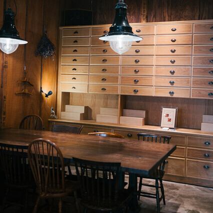 古民家をリノベーションした1階は、古き良き雰囲気が残る落ち着いた空間です。オーダーカウンターの近くには自家製パンや雑貨の販売スペースもあり、お料理を待つ間も楽しめます◎コーヒーの街といわれる清澄白河でこだわりのTeaと焼き立てパンを味わえば、最高の休息時間になりますよ。