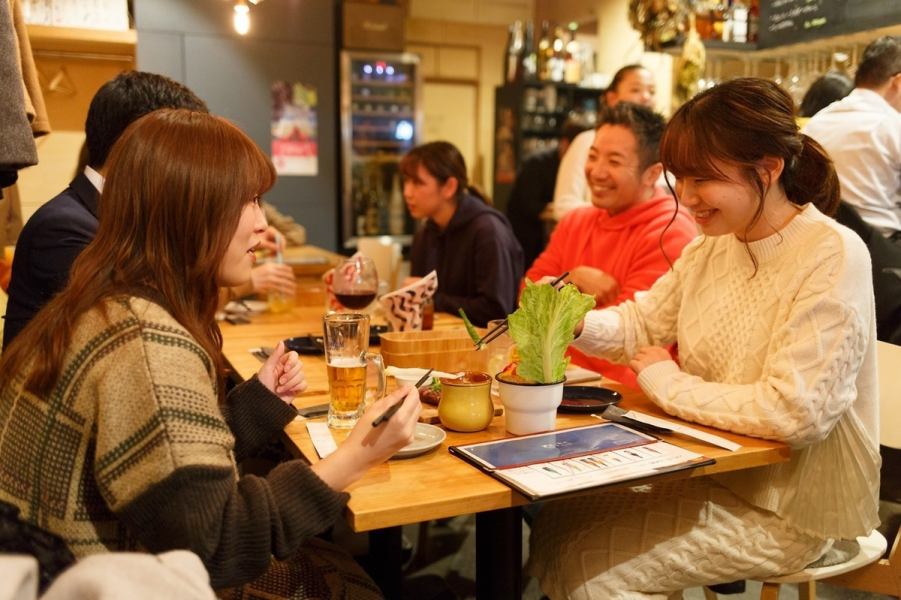 개방적인 공간! 주방에서 고기가 구워지는 냄새 ,,, 식욕을 돋우는 고기의 향기로 회화도 활기를 띱니다.[고기 / 발 / 기념일 / 생일 / 소 / 뷔페 / 여자 회 / 와인]