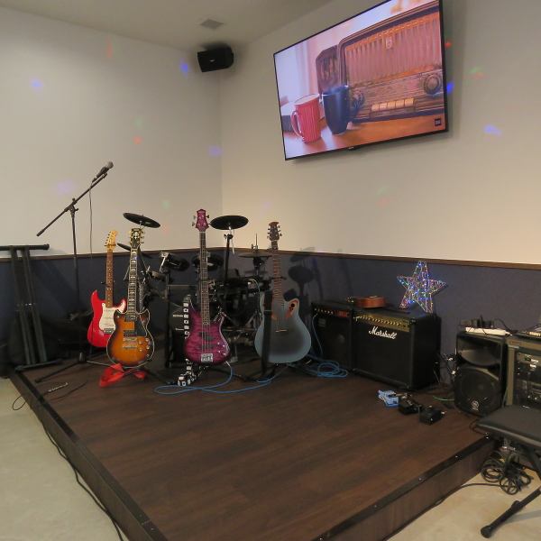 Stages and monitors are available in the store.Band performance is OK! Also, if you wish, we have a decoration class, so please feel free to contact us!