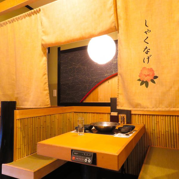 【完全個室有】10～30名様でもゆったりとお座りいただけるテーブル個室。大切なお客様を迎えての接待やビジネス仲間との会食、お仕事仲間との歓送迎会や忘年会はもちろん、ご家族・親族でのお食事などにもご利用いただけます。全席完全個室となっておりますので和の空間でごゆっくりとお過ごしください。