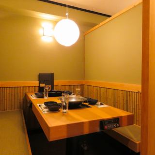 普段のお食事にもおすすめのテーブル席。ランチも承っておりますので、会席の場のご利用としてもオススメとなっております。
