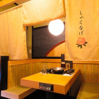 まるで旅館のような空間でゆったりとしたお時間をお過ごしいただけます。半個室となっておりますので、大切な人とのお時間をゆったりお過ごしください。