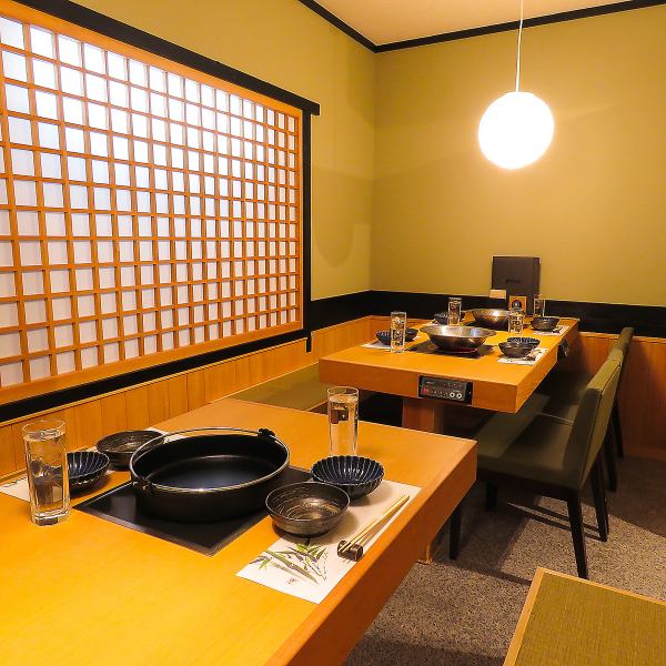 20名様までご利用可能な大広間タイプの完全個室を一部屋ご用意しております。広々とした空間は、大人数でもゆったりとお寛ぎいただけます。企業様の忘年会や、大人数でのご親族の顔合わせなど、特別な席に最適です。周りを気にせず、落ち着いた和の空間でゆっくりとお食事と感動のひとときをお過ごしいただけます。