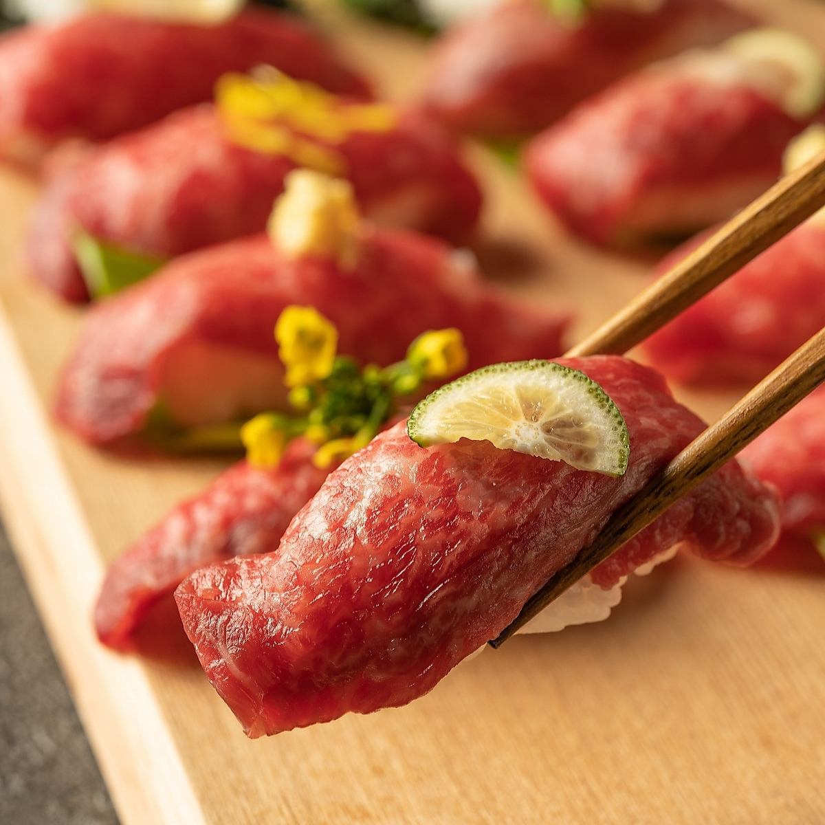 We offer a special price course where you can enjoy the famous meat sushi platter!