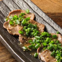 Stir-fried beef tongue with green onion salt