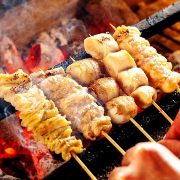 【職人が焼き上げる焼き鳥】1本1本丁寧に手打ち！炭火の香ばしさが堪らない定番の逸品！炭火焼き鳥